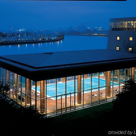 Canary Riverside Plaza Hotel London Exterior photo The swimming pool at the hotel