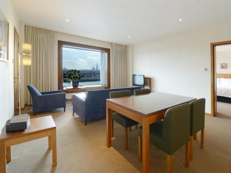 Canary Riverside Plaza Hotel London Exterior photo A suite at the Hilton London Heathrow