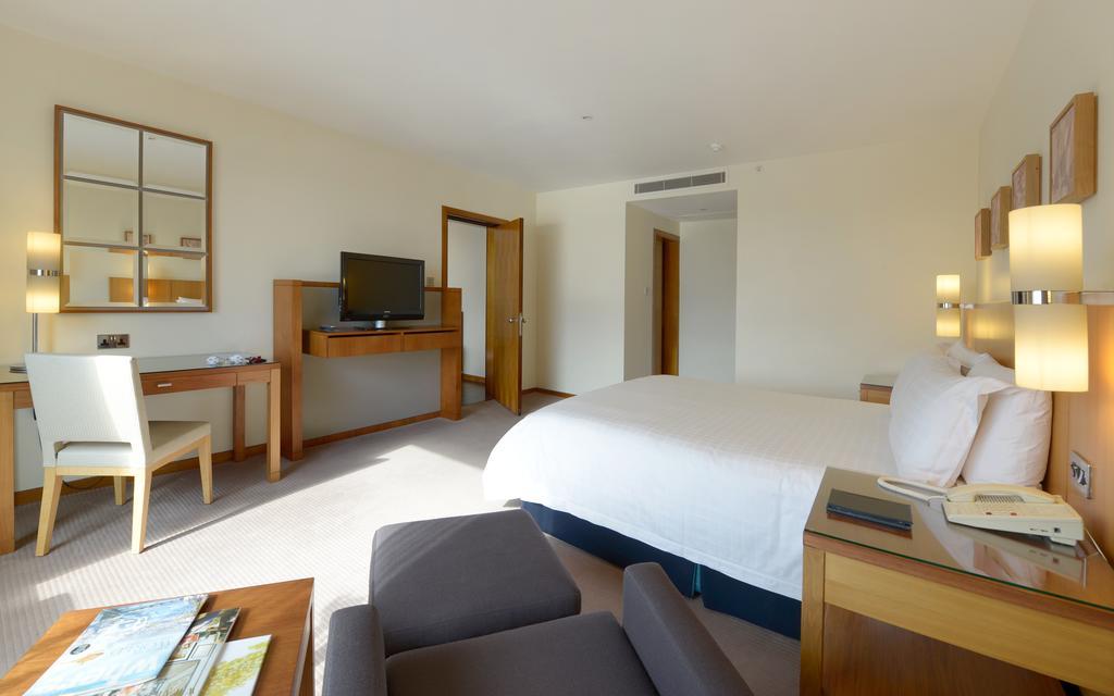 Canary Riverside Plaza Hotel London Exterior photo A room at the hotel